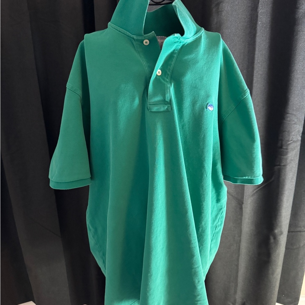Vibrant Green Polo Shirt with Classic Collar and Short Sleeves